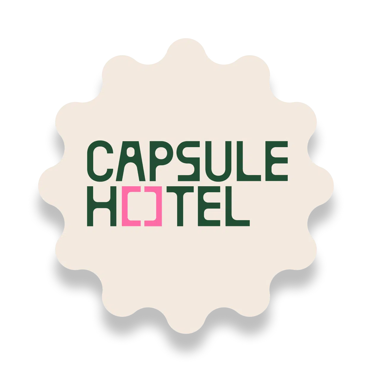 Capsule Hotel Logo auf beigem, gewelltem Abzeichen, grüne Schrift mit pinkem quadratischem O-Symbol.