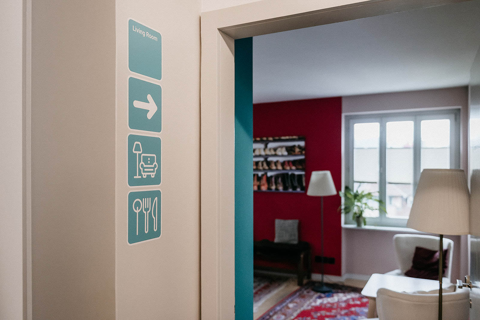Directional sign to the living room with cozy seating area at Capsule Hotel Lucerne The Lab.