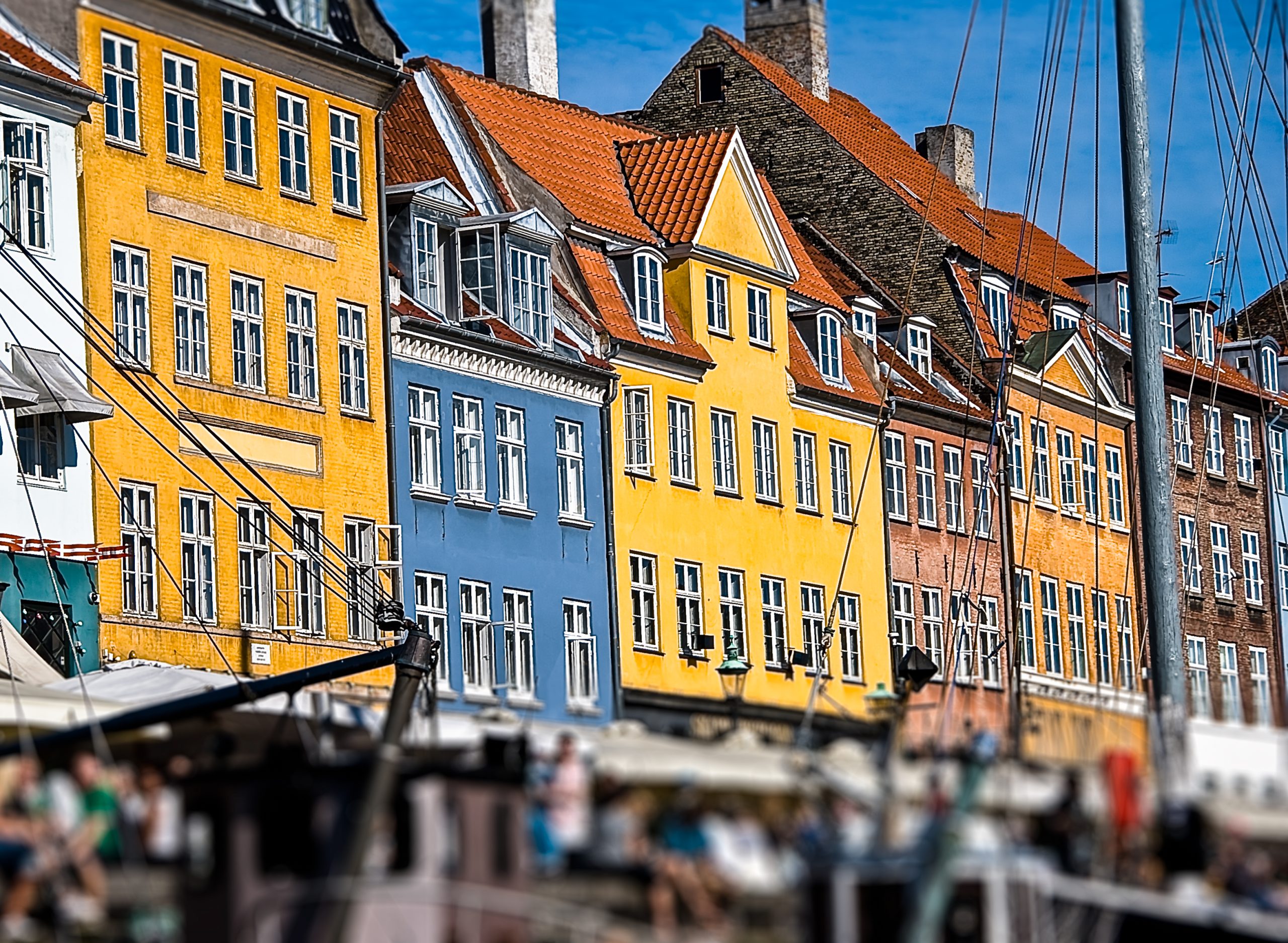 Farbige Gebäude entlang eines Kanals in Kopenhagen in der Nähe des Capsule Hotel Copenhagen Vesterbro.