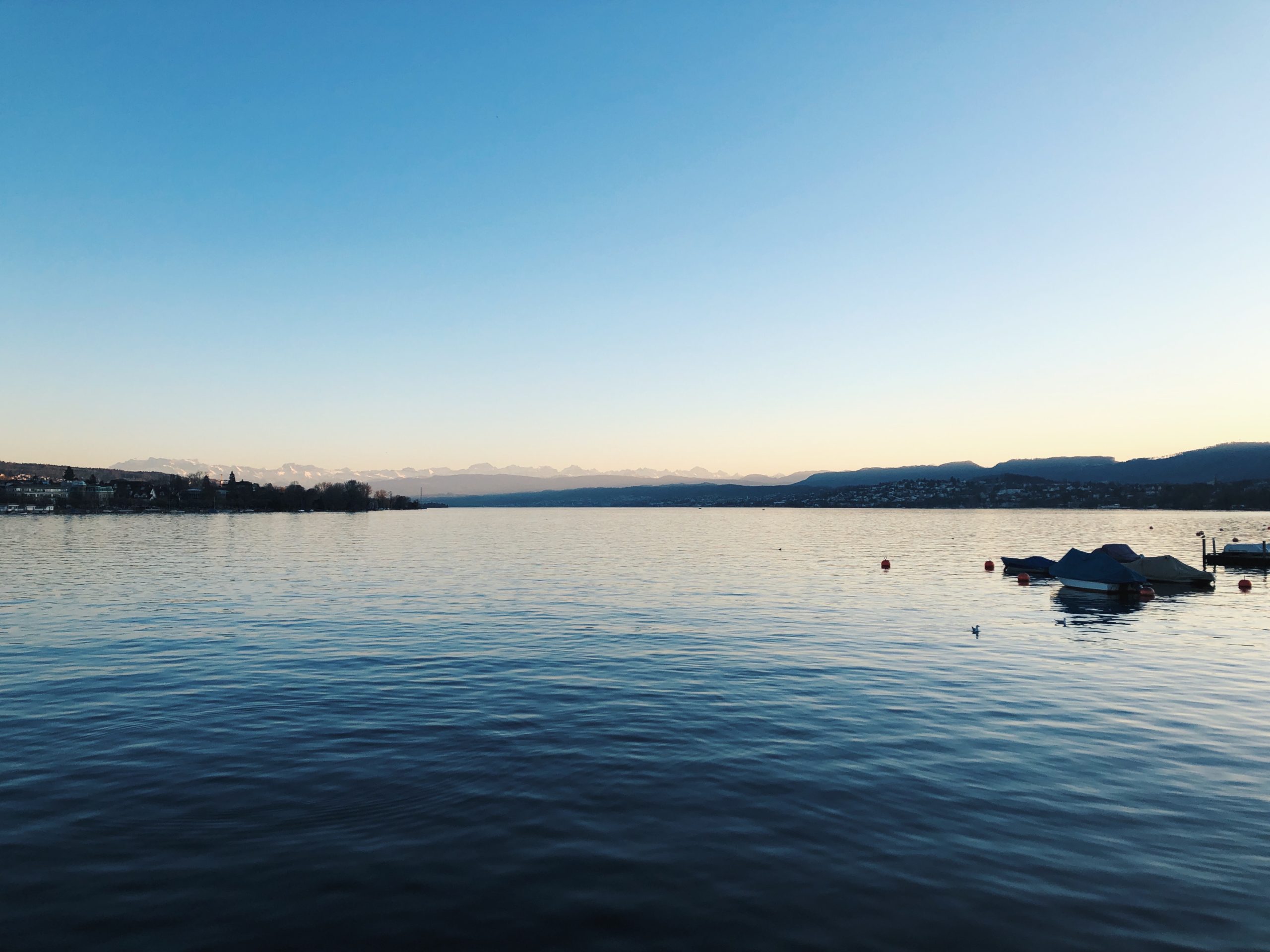 Sonnenuntergang über dem Zürichsee in der Nähe des Capsule Hotel Alpine Garden Zürich Flughafen.